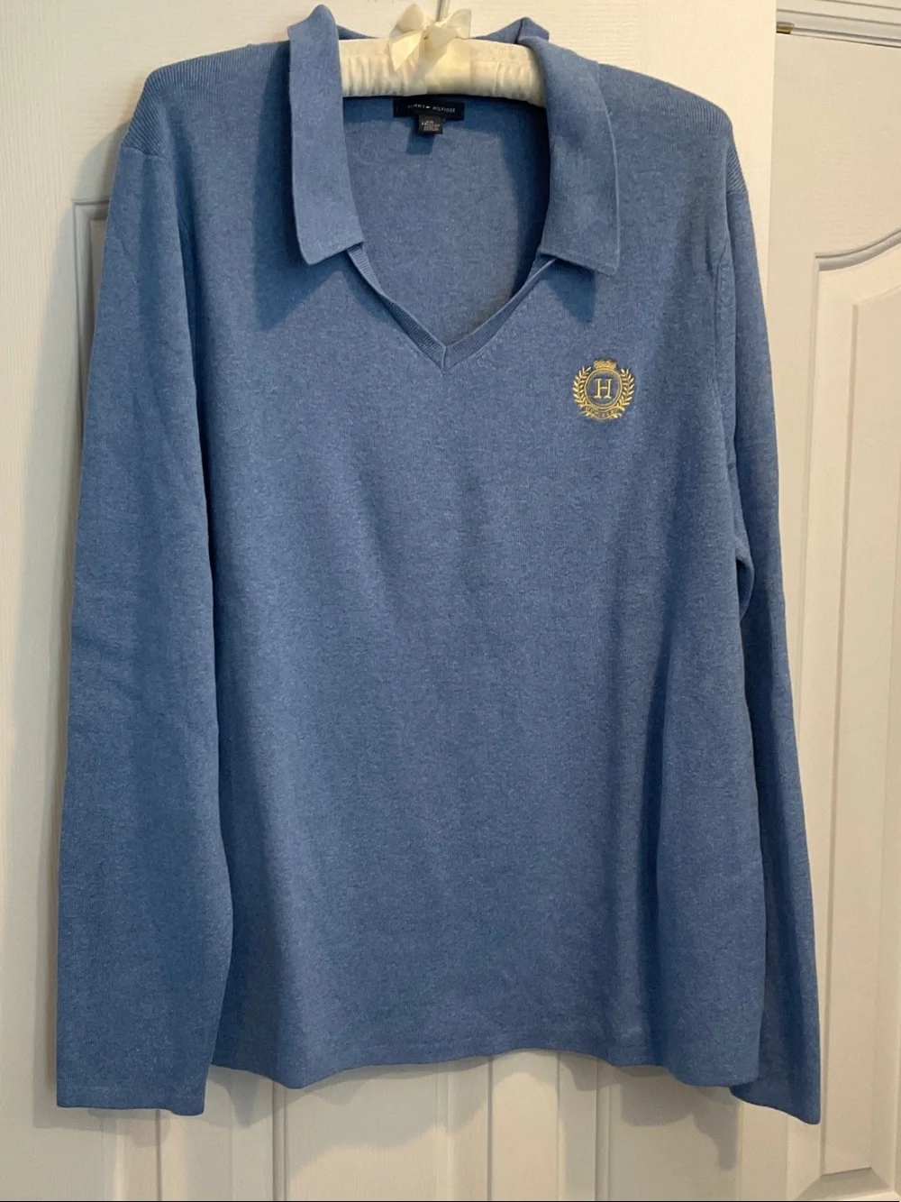 Tommy Hilfiger Women's Light Blue V-Neck Sweater with Collar